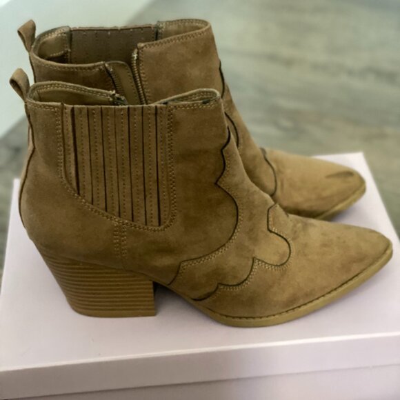 American Rag Western Ankle Bootie Suede Tan / Size 8 - Picture 2 of 5